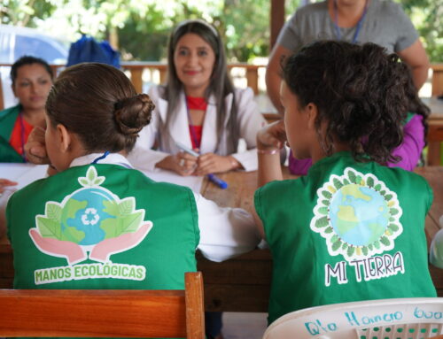 Enseñando a la niñez que las escuelas pueden ser amigas de la tierra